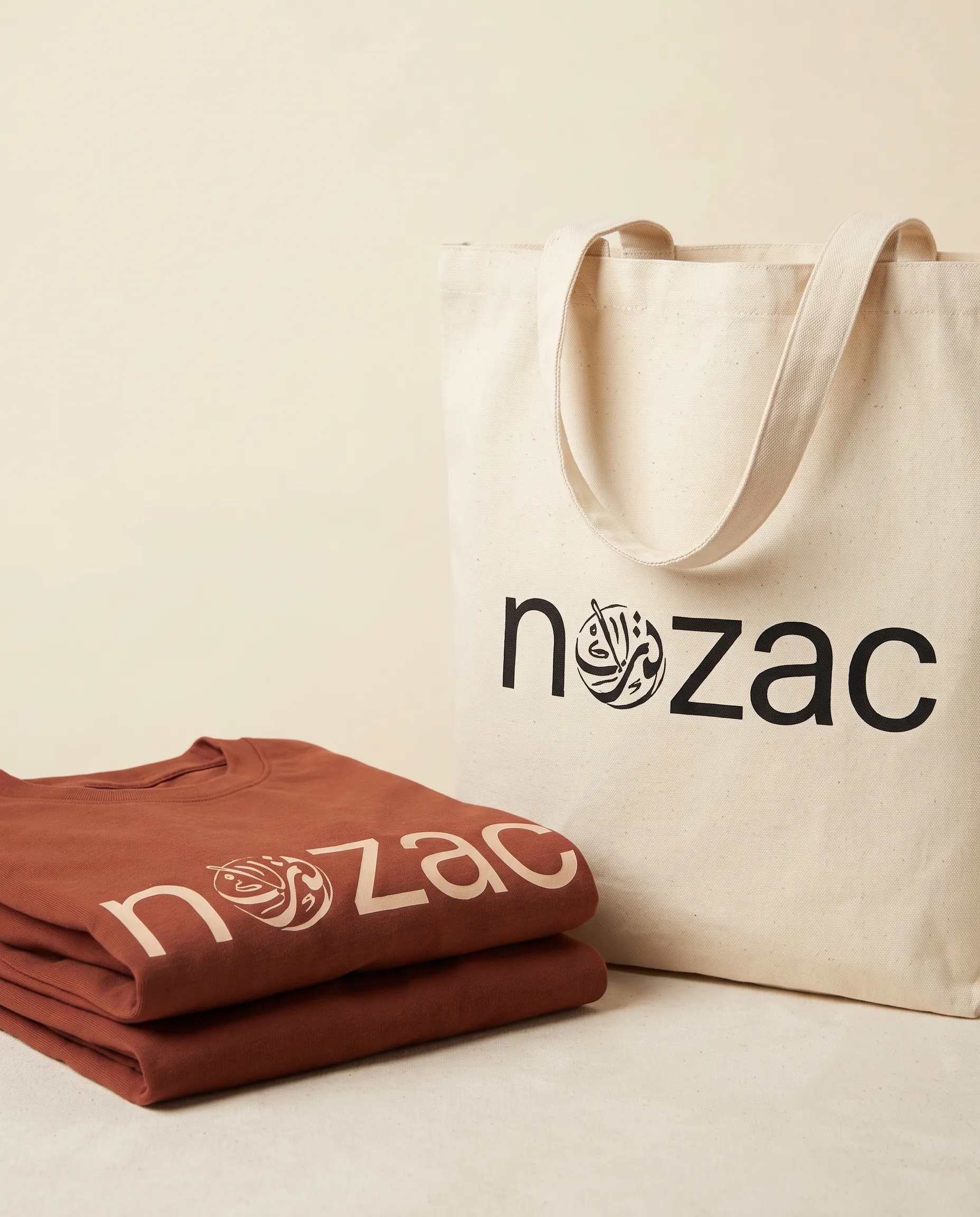Tote bag écru et t-shirts terracotta imprimés du logo Nozac